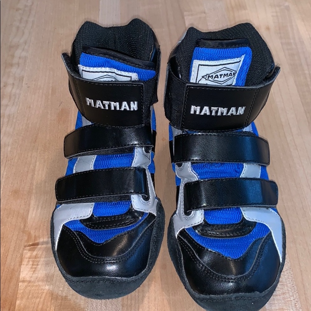 Boys size 2 wrestling sneaker